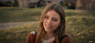 Grace Van Dien está atrapada en un siniestro romance en el primer tráiler de ‘What Comes Around’